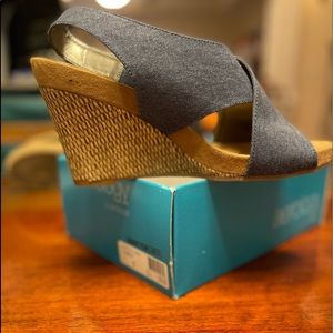 Chambray Good plush aerology by aerosoles (size 11M) women (memory foam)